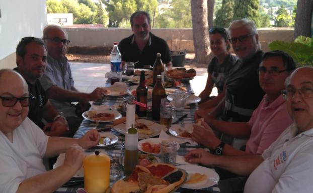 El concejal Simó, a la izquierda, durante una comida. 