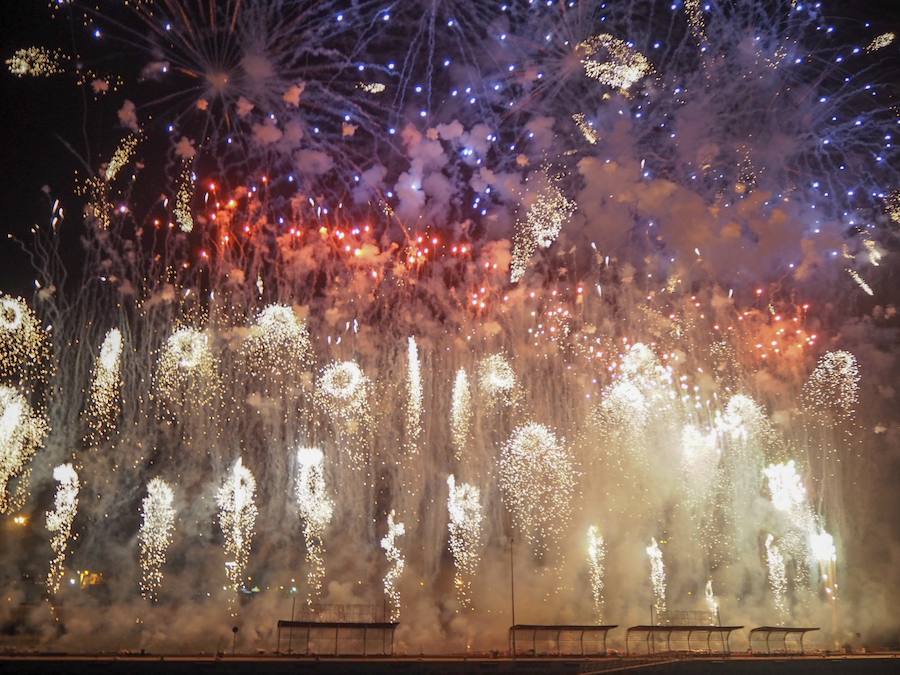 Ricardo Caballer ha sido el encargado de disparar este sábado en La Marina la que se considera la mascletà vertical más alta de la historia, con 120 metros de alto, 50 de ancho y cerca de 1.700 kilos de material pirotécnico que se han traducido en un total de 5.000 truenos. El espectáculo pirotécnico, que ha iluminado el cielo de Valencia y lo ha llenado de color, da el pistoletazo de salida a las Fallas 2019. 