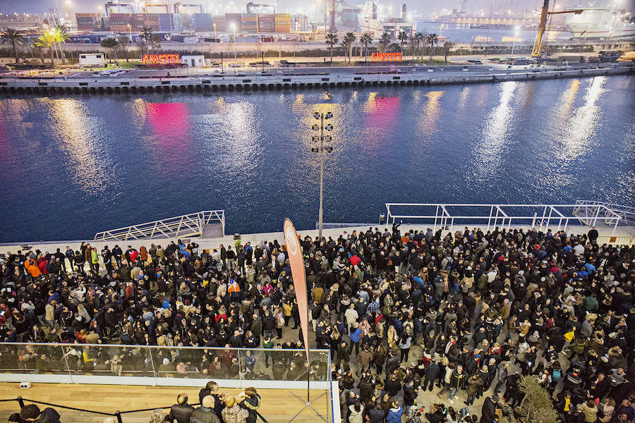 Ricardo Caballer ha sido el encargado de disparar este sábado en La Marina la que se considera la mascletà vertical más alta de la historia, con 120 metros de alto, 50 de ancho y cerca de 1.700 kilos de material pirotécnico que se han traducido en un total de 5.000 truenos. El espectáculo pirotécnico, que ha iluminado el cielo de Valencia y lo ha llenado de color, da el pistoletazo de salida a las Fallas 2019. 