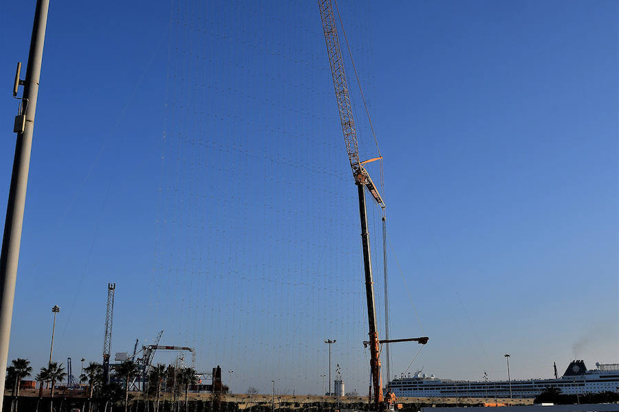 Ricardo Caballer ha sido el encargado de disparar este sábado en La Marina la que se considera la mascletà vertical más alta de la historia, con 120 metros de alto, 50 de ancho y cerca de 1.700 kilos de material pirotécnico que se han traducido en un total de 5.000 truenos. El espectáculo pirotécnico, que ha iluminado el cielo de Valencia y lo ha llenado de color, da el pistoletazo de salida a las Fallas 2019. 