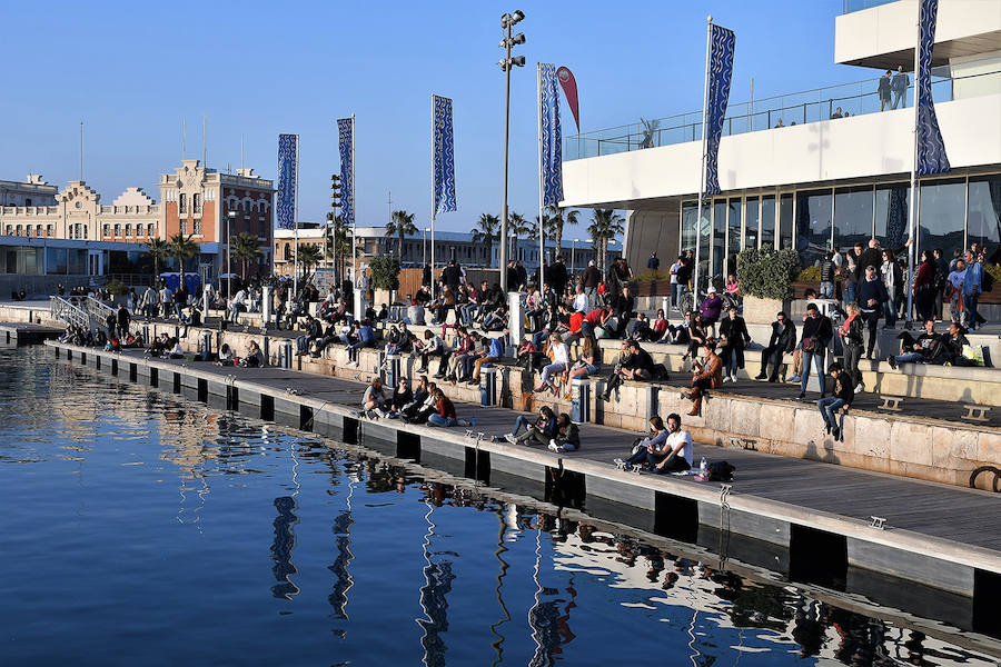 Ricardo Caballer ha sido el encargado de disparar este sábado en La Marina la que se considera la mascletà vertical más alta de la historia, con 120 metros de alto, 50 de ancho y cerca de 1.700 kilos de material pirotécnico que se han traducido en un total de 5.000 truenos. El espectáculo pirotécnico, que ha iluminado el cielo de Valencia y lo ha llenado de color, da el pistoletazo de salida a las Fallas 2019. 