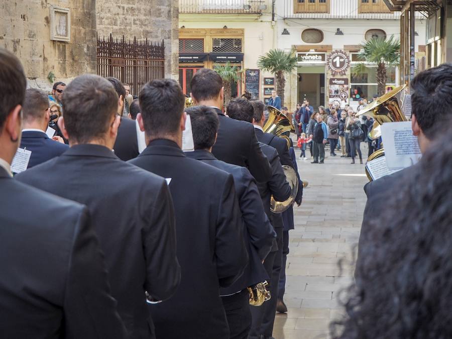 Un año más, tras la macrodespertà que da inicio a la jornada de apertura de la fiesta fallera, se ha celebrado la tradicional Entrada de Bandas de Música organizada por el Ayuntamiento de Valencia y la Delegación de Cultura de Junta Central Fallera. Un total de catorce bandas se daban cita en la Plaza de la Virgen para iniciar el recorrido que finalizaría en la Plaza del Ayuntamiento donde las Falleras Mayores de Valencia, Daniela Gómez de los Ángeles y Rocío Gil Uncio, junto al Presidente de Junta Central Fallera, Pere Fuset y las componentes de las Cortes de Honor recibían a todos los músicos participantes.