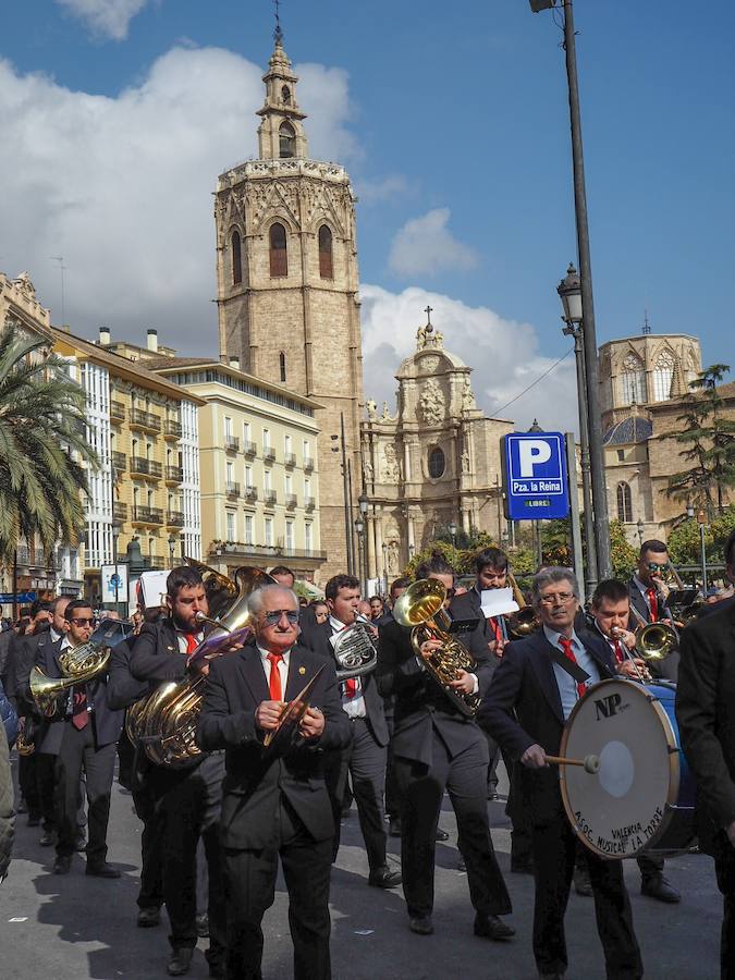 Un año más, tras la macrodespertà que da inicio a la jornada de apertura de la fiesta fallera, se ha celebrado la tradicional Entrada de Bandas de Música organizada por el Ayuntamiento de Valencia y la Delegación de Cultura de Junta Central Fallera. Un total de catorce bandas se daban cita en la Plaza de la Virgen para iniciar el recorrido que finalizaría en la Plaza del Ayuntamiento donde las Falleras Mayores de Valencia, Daniela Gómez de los Ángeles y Rocío Gil Uncio, junto al Presidente de Junta Central Fallera, Pere Fuset y las componentes de las Cortes de Honor recibían a todos los músicos participantes.