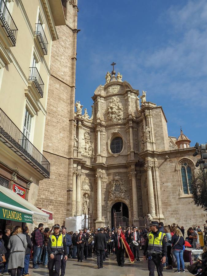 Un año más, tras la macrodespertà que da inicio a la jornada de apertura de la fiesta fallera, se ha celebrado la tradicional Entrada de Bandas de Música organizada por el Ayuntamiento de Valencia y la Delegación de Cultura de Junta Central Fallera. Un total de catorce bandas se daban cita en la Plaza de la Virgen para iniciar el recorrido que finalizaría en la Plaza del Ayuntamiento donde las Falleras Mayores de Valencia, Daniela Gómez de los Ángeles y Rocío Gil Uncio, junto al Presidente de Junta Central Fallera, Pere Fuset y las componentes de las Cortes de Honor recibían a todos los músicos participantes.