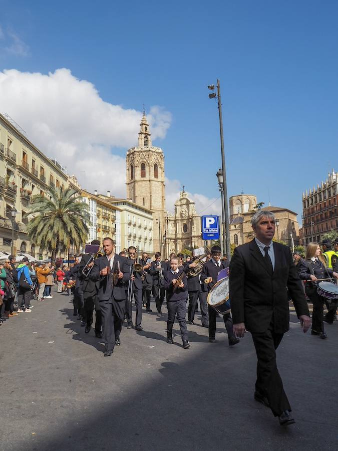 Un año más, tras la macrodespertà que da inicio a la jornada de apertura de la fiesta fallera, se ha celebrado la tradicional Entrada de Bandas de Música organizada por el Ayuntamiento de Valencia y la Delegación de Cultura de Junta Central Fallera. Un total de catorce bandas se daban cita en la Plaza de la Virgen para iniciar el recorrido que finalizaría en la Plaza del Ayuntamiento donde las Falleras Mayores de Valencia, Daniela Gómez de los Ángeles y Rocío Gil Uncio, junto al Presidente de Junta Central Fallera, Pere Fuset y las componentes de las Cortes de Honor recibían a todos los músicos participantes.