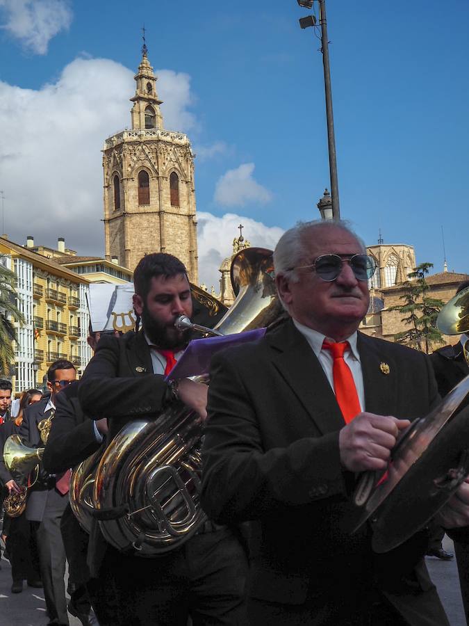 Un año más, tras la macrodespertà que da inicio a la jornada de apertura de la fiesta fallera, se ha celebrado la tradicional Entrada de Bandas de Música organizada por el Ayuntamiento de Valencia y la Delegación de Cultura de Junta Central Fallera. Un total de catorce bandas se daban cita en la Plaza de la Virgen para iniciar el recorrido que finalizaría en la Plaza del Ayuntamiento donde las Falleras Mayores de Valencia, Daniela Gómez de los Ángeles y Rocío Gil Uncio, junto al Presidente de Junta Central Fallera, Pere Fuset y las componentes de las Cortes de Honor recibían a todos los músicos participantes.