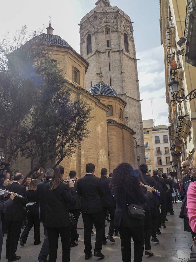 Un año más, tras la macrodespertà que da inicio a la jornada de apertura de la fiesta fallera, se ha celebrado la tradicional Entrada de Bandas de Música organizada por el Ayuntamiento de Valencia y la Delegación de Cultura de Junta Central Fallera. Un total de catorce bandas se daban cita en la Plaza de la Virgen para iniciar el recorrido que finalizaría en la Plaza del Ayuntamiento donde las Falleras Mayores de Valencia, Daniela Gómez de los Ángeles y Rocío Gil Uncio, junto al Presidente de Junta Central Fallera, Pere Fuset y las componentes de las Cortes de Honor recibían a todos los músicos participantes.