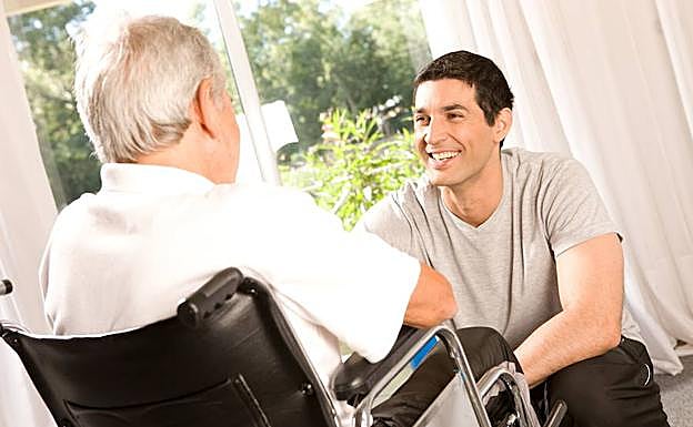 La Escuela de Abuelos del Arzobispado de Valencia dedica una charla a la relación con los nietos adolescentes