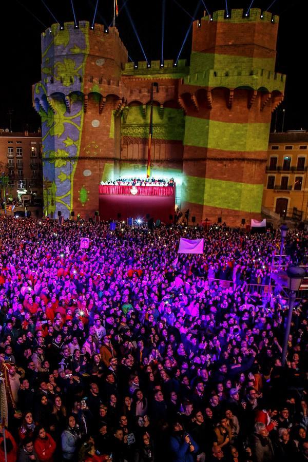 Miles de valencianos y comisiones falleras se han dado cita hoy domingo frente a las Torres de Serranos para participar en la tradicional Crida, acto que da el pistoletazo de salida a las Fallas 2019. Marina Civera y Sara Larrazábal, falleras mayores de Valencia 2019, son las encargadas de invitar a vivir y disfrutar la celebración josefina, fiesta declarada Patrimonio de la Humanidad por la UNESCO, tanto a valencianos como a visitantes y turistas.