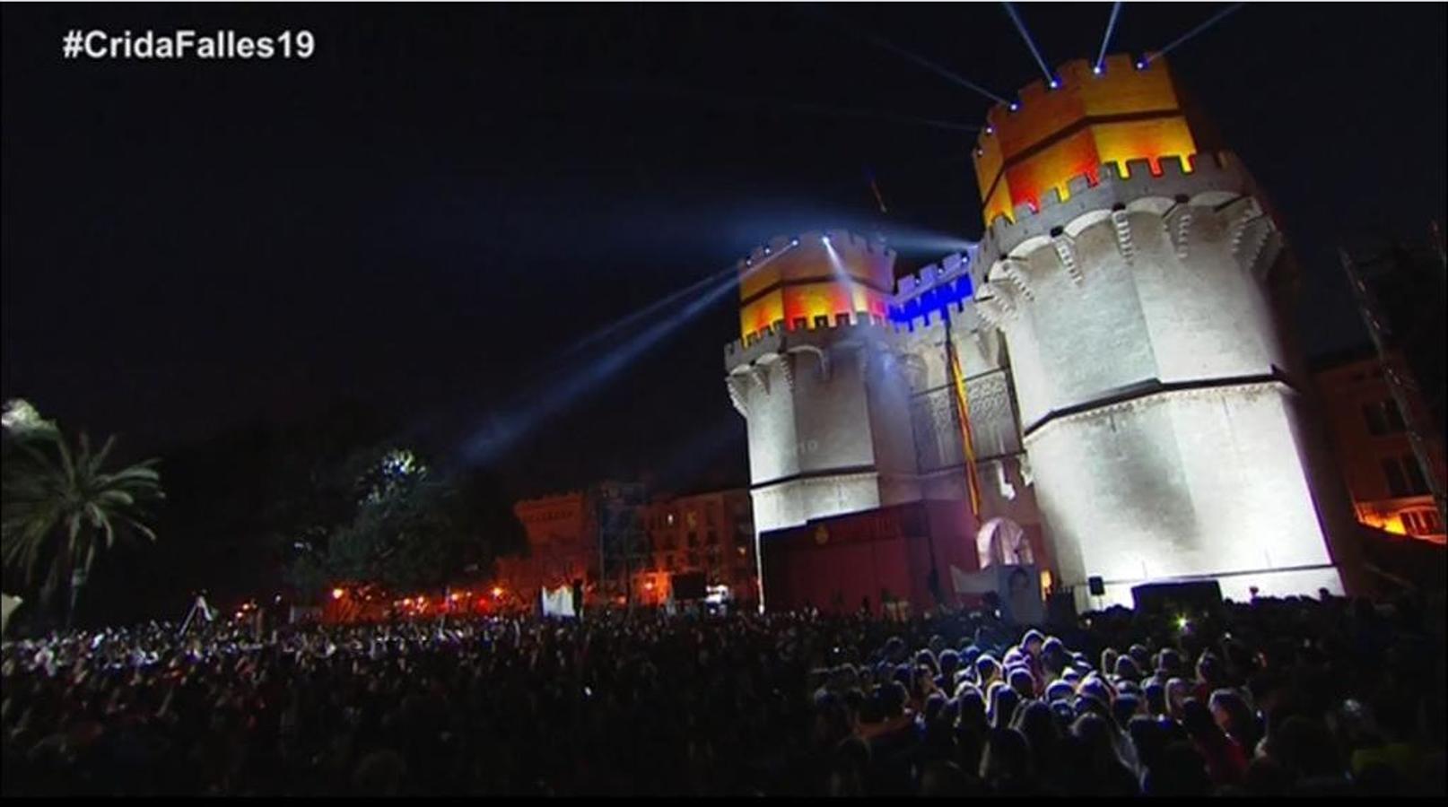 Miles de valencianos y comisiones falleras se han dado cita hoy domingo frente a las Torres de Serranos para participar en la tradicional Crida, acto que da el pistoletazo de salida a las Fallas 2019. Marina Civera y Sara Larrazábal, falleras mayores de Valencia 2019, son las encargadas de invitar a vivir y disfrutar la celebración josefina, fiesta declarada Patrimonio de la Humanidad por la UNESCO, tanto a valencianos como a visitantes y turistas.