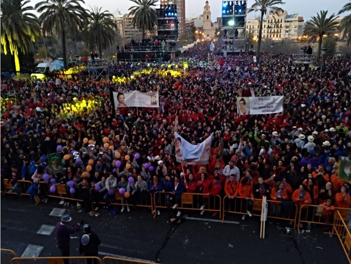 Miles de valencianos y comisiones falleras se han dado cita hoy domingo frente a las Torres de Serranos para participar en la tradicional Crida, acto que da el pistoletazo de salida a las Fallas 2019. Marina Civera y Sara Larrazábal, falleras mayores de Valencia 2019, son las encargadas de invitar a vivir y disfrutar la celebración josefina, fiesta declarada Patrimonio de la Humanidad por la UNESCO, tanto a valencianos como a visitantes y turistas.