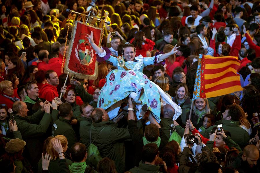 Miles de valencianos y comisiones falleras se han dado cita hoy domingo frente a las Torres de Serranos para participar en la tradicional Crida, acto que da el pistoletazo de salida a las Fallas 2019. Marina Civera y Sara Larrazábal, falleras mayores de Valencia 2019, son las encargadas de invitar a vivir y disfrutar la celebración josefina, fiesta declarada Patrimonio de la Humanidad por la UNESCO, tanto a valencianos como a visitantes y turistas.