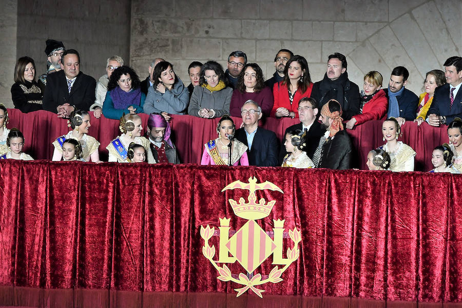 Miles de valencianos y comisiones falleras se han dado cita hoy domingo frente a las Torres de Serranos para participar en la tradicional Crida, acto que da el pistoletazo de salida a las Fallas 2019. Marina Civera y Sara Larrazábal, falleras mayores de Valencia 2019, son las encargadas de invitar a vivir y disfrutar la celebración josefina, fiesta declarada Patrimonio de la Humanidad por la UNESCO, tanto a valencianos como a visitantes y turistas.