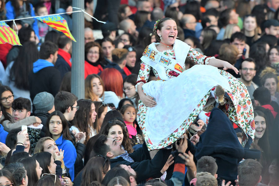 Miles de valencianos y comisiones falleras se han dado cita hoy domingo frente a las Torres de Serranos para participar en la tradicional Crida, acto que da el pistoletazo de salida a las Fallas 2019. Marina Civera y Sara Larrazábal, falleras mayores de Valencia 2019, son las encargadas de invitar a vivir y disfrutar la celebración josefina, fiesta declarada Patrimonio de la Humanidad por la UNESCO, tanto a valencianos como a visitantes y turistas.