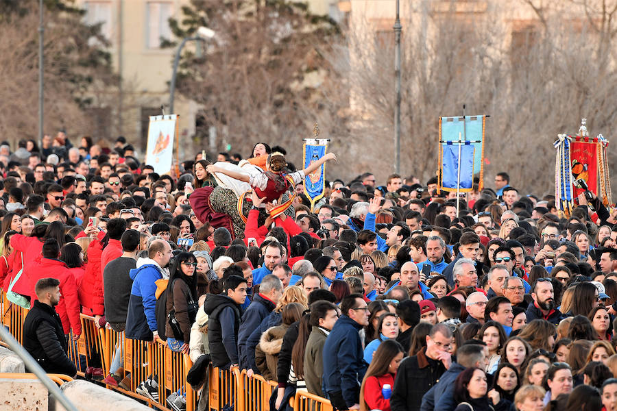 Miles de valencianos y comisiones falleras se han dado cita hoy domingo frente a las Torres de Serranos para participar en la tradicional Crida, acto que da el pistoletazo de salida a las Fallas 2019. Marina Civera y Sara Larrazábal, falleras mayores de Valencia 2019, son las encargadas de invitar a vivir y disfrutar la celebración josefina, fiesta declarada Patrimonio de la Humanidad por la UNESCO, tanto a valencianos como a visitantes y turistas.