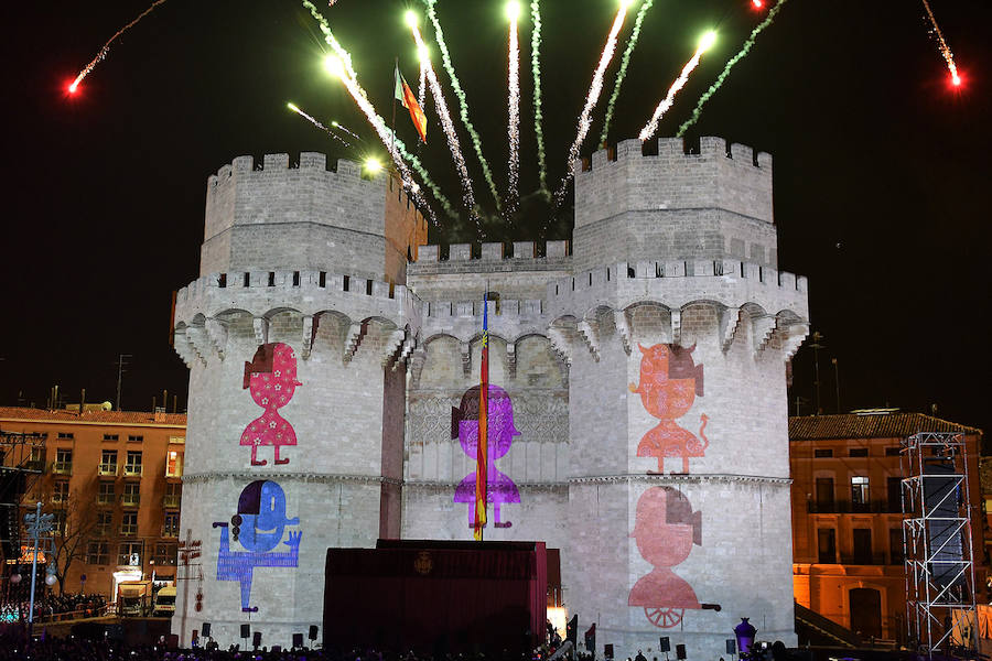 Miles de valencianos y comisiones falleras se han dado cita hoy domingo frente a las Torres de Serranos para participar en la tradicional Crida, acto que da el pistoletazo de salida a las Fallas 2019. Marina Civera y Sara Larrazábal, falleras mayores de Valencia 2019, son las encargadas de invitar a vivir y disfrutar la celebración josefina, fiesta declarada Patrimonio de la Humanidad por la UNESCO, tanto a valencianos como a visitantes y turistas.