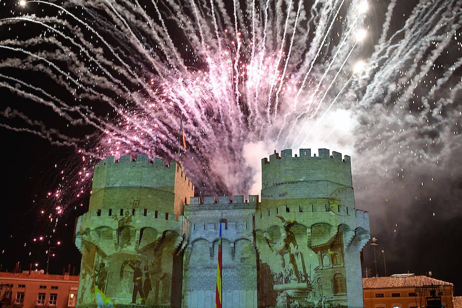 Miles de valencianos y comisiones falleras se han dado cita hoy domingo frente a las Torres de Serranos para participar en la tradicional Crida, acto que da el pistoletazo de salida a las Fallas 2019. Marina Civera y Sara Larrazábal, falleras mayores de Valencia 2019, son las encargadas de invitar a vivir y disfrutar la celebración josefina, fiesta declarada Patrimonio de la Humanidad por la UNESCO, tanto a valencianos como a visitantes y turistas.