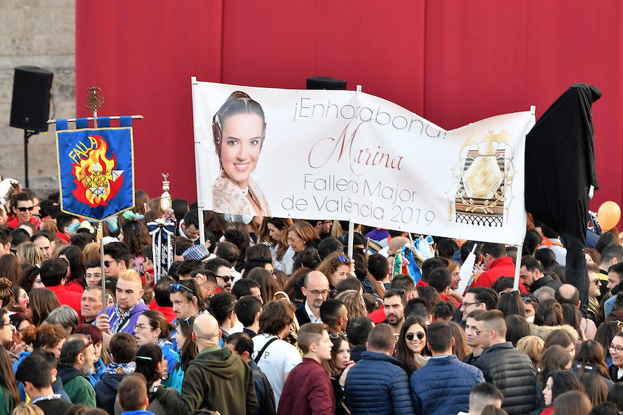 Miles de valencianos y comisiones falleras se han dado cita hoy domingo frente a las Torres de Serranos para participar en la tradicional Crida, acto que da el pistoletazo de salida a las Fallas 2019. Marina Civera y Sara Larrazábal, falleras mayores de Valencia 2019, son las encargadas de invitar a vivir y disfrutar la celebración josefina, fiesta declarada Patrimonio de la Humanidad por la UNESCO, tanto a valencianos como a visitantes y turistas.