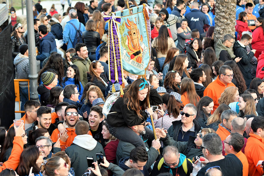 Miles de valencianos y comisiones falleras se han dado cita hoy domingo frente a las Torres de Serranos para participar en la tradicional Crida, acto que da el pistoletazo de salida a las Fallas 2019. Marina Civera y Sara Larrazábal, falleras mayores de Valencia 2019, son las encargadas de invitar a vivir y disfrutar la celebración josefina, fiesta declarada Patrimonio de la Humanidad por la UNESCO, tanto a valencianos como a visitantes y turistas.