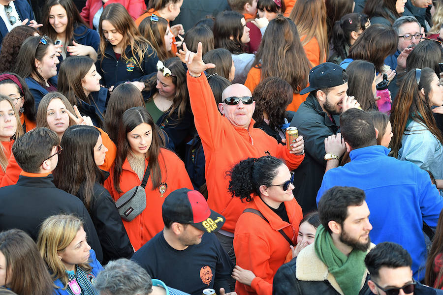 Miles de valencianos y comisiones falleras se han dado cita hoy domingo frente a las Torres de Serranos para participar en la tradicional Crida, acto que da el pistoletazo de salida a las Fallas 2019. Marina Civera y Sara Larrazábal, falleras mayores de Valencia 2019, son las encargadas de invitar a vivir y disfrutar la celebración josefina, fiesta declarada Patrimonio de la Humanidad por la UNESCO, tanto a valencianos como a visitantes y turistas.