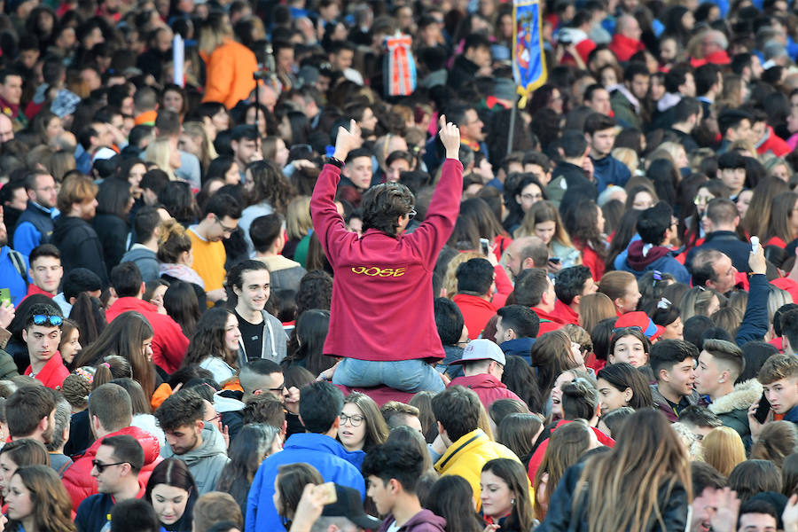 Miles de valencianos y comisiones falleras se han dado cita hoy domingo frente a las Torres de Serranos para participar en la tradicional Crida, acto que da el pistoletazo de salida a las Fallas 2019. Marina Civera y Sara Larrazábal, falleras mayores de Valencia 2019, son las encargadas de invitar a vivir y disfrutar la celebración josefina, fiesta declarada Patrimonio de la Humanidad por la UNESCO, tanto a valencianos como a visitantes y turistas.