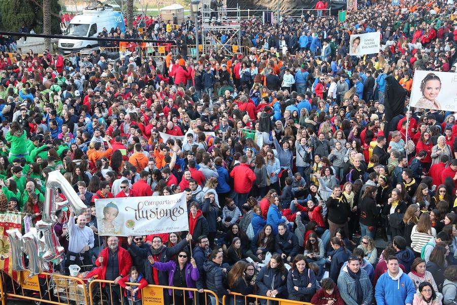 Miles de valencianos y comisiones falleras se han dado cita hoy domingo frente a las Torres de Serranos para participar en la tradicional Crida, acto que da el pistoletazo de salida a las Fallas 2019. Marina Civera y Sara Larrazábal, falleras mayores de Valencia 2019, son las encargadas de invitar a vivir y disfrutar la celebración josefina, fiesta declarada Patrimonio de la Humanidad por la UNESCO, tanto a valencianos como a visitantes y turistas.