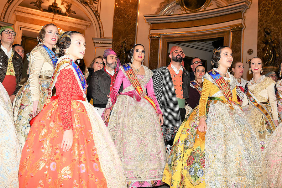 Miles de valencianos y comisiones falleras se han dado cita hoy domingo frente a las Torres de Serranos para participar en la tradicional Crida, acto que da el pistoletazo de salida a las Fallas 2019. Marina Civera y Sara Larrazábal, falleras mayores de Valencia 2019, son las encargadas de invitar a vivir y disfrutar la celebración josefina, fiesta declarada Patrimonio de la Humanidad por la UNESCO, tanto a valencianos como a visitantes y turistas.