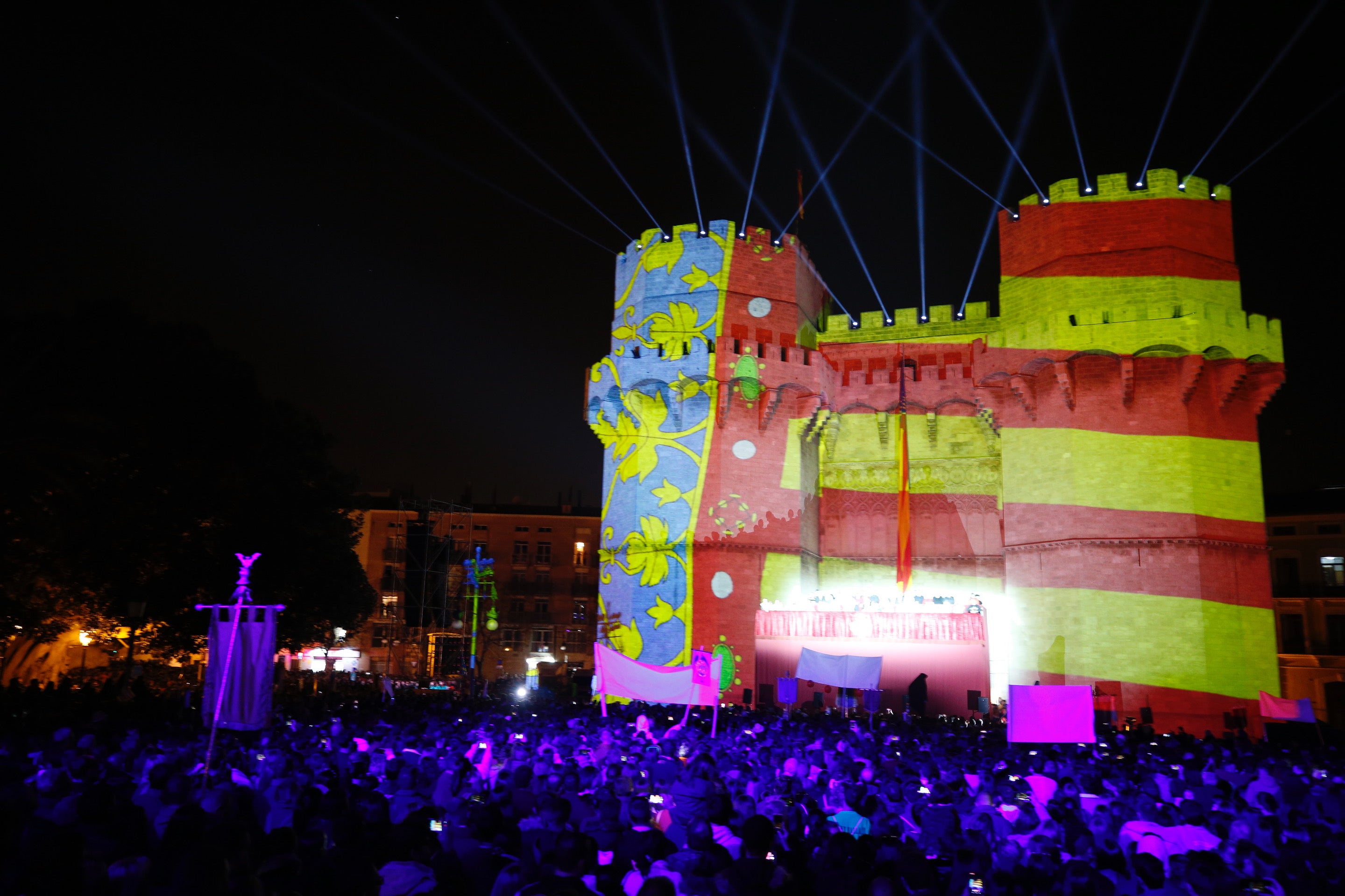 Miles de valencianos y comisiones falleras se han dado cita hoy domingo frente a las Torres de Serranos para participar en la tradicional Crida, acto que da el pistoletazo de salida a las Fallas 2019. Marina Civera y Sara Larrazábal, falleras mayores de Valencia 2019, son las encargadas de invitar a vivir y disfrutar la celebración josefina, fiesta declarada Patrimonio de la Humanidad por la UNESCO, tanto a valencianos como a visitantes y turistas.