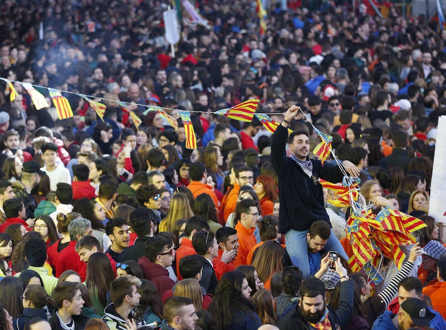 Miles de valencianos y comisiones falleras se han dado cita hoy domingo frente a las Torres de Serranos para participar en la tradicional Crida, acto que da el pistoletazo de salida a las Fallas 2019. Marina Civera y Sara Larrazábal, falleras mayores de Valencia 2019, son las encargadas de invitar a vivir y disfrutar la celebración josefina, fiesta declarada Patrimonio de la Humanidad por la UNESCO, tanto a valencianos como a visitantes y turistas.