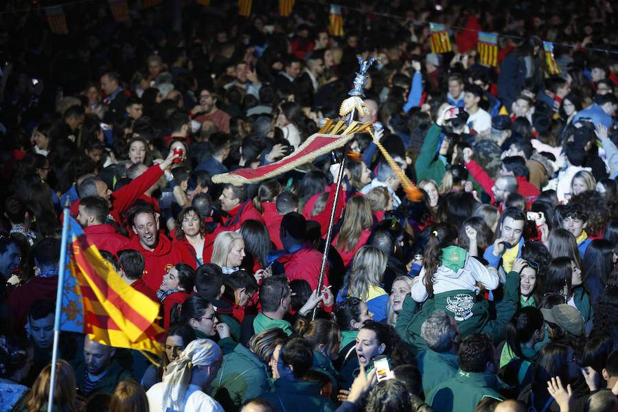 Miles de valencianos y comisiones falleras se han dado cita hoy domingo frente a las Torres de Serranos para participar en la tradicional Crida, acto que da el pistoletazo de salida a las Fallas 2019. Marina Civera y Sara Larrazábal, falleras mayores de Valencia 2019, son las encargadas de invitar a vivir y disfrutar la celebración josefina, fiesta declarada Patrimonio de la Humanidad por la UNESCO, tanto a valencianos como a visitantes y turistas.