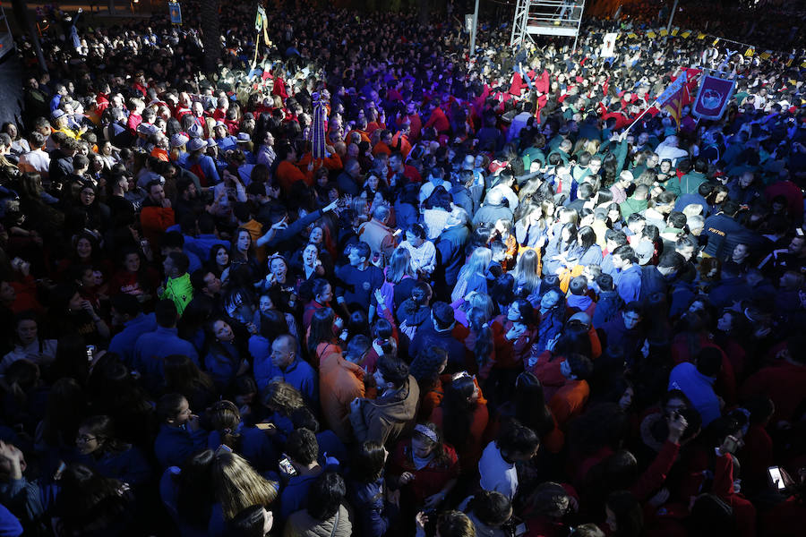 Miles de valencianos y comisiones falleras se han dado cita hoy domingo frente a las Torres de Serranos para participar en la tradicional Crida, acto que da el pistoletazo de salida a las Fallas 2019. Marina Civera y Sara Larrazábal, falleras mayores de Valencia 2019, son las encargadas de invitar a vivir y disfrutar la celebración josefina, fiesta declarada Patrimonio de la Humanidad por la UNESCO, tanto a valencianos como a visitantes y turistas.