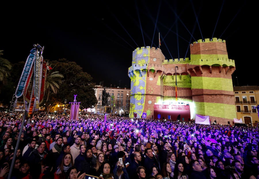 Miles de valencianos y comisiones falleras se han dado cita hoy domingo frente a las Torres de Serranos para participar en la tradicional Crida, acto que da el pistoletazo de salida a las Fallas 2019. Marina Civera y Sara Larrazábal, falleras mayores de Valencia 2019, son las encargadas de invitar a vivir y disfrutar la celebración josefina, fiesta declarada Patrimonio de la Humanidad por la UNESCO, tanto a valencianos como a visitantes y turistas.