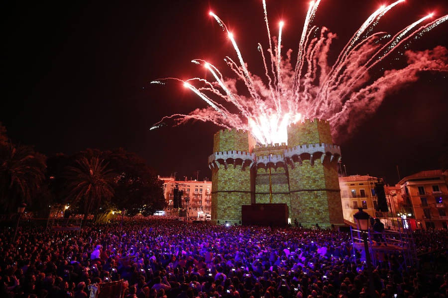 Miles de valencianos y comisiones falleras se han dado cita hoy domingo frente a las Torres de Serranos para participar en la tradicional Crida, acto que da el pistoletazo de salida a las Fallas 2019. Marina Civera y Sara Larrazábal, falleras mayores de Valencia 2019, son las encargadas de invitar a vivir y disfrutar la celebración josefina, fiesta declarada Patrimonio de la Humanidad por la UNESCO, tanto a valencianos como a visitantes y turistas.