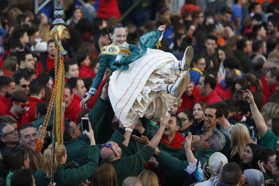 Miles de valencianos y comisiones falleras se han dado cita hoy domingo frente a las Torres de Serranos para participar en la tradicional Crida, acto que da el pistoletazo de salida a las Fallas 2019. Marina Civera y Sara Larrazábal, falleras mayores de Valencia 2019, son las encargadas de invitar a vivir y disfrutar la celebración josefina, fiesta declarada Patrimonio de la Humanidad por la UNESCO, tanto a valencianos como a visitantes y turistas.