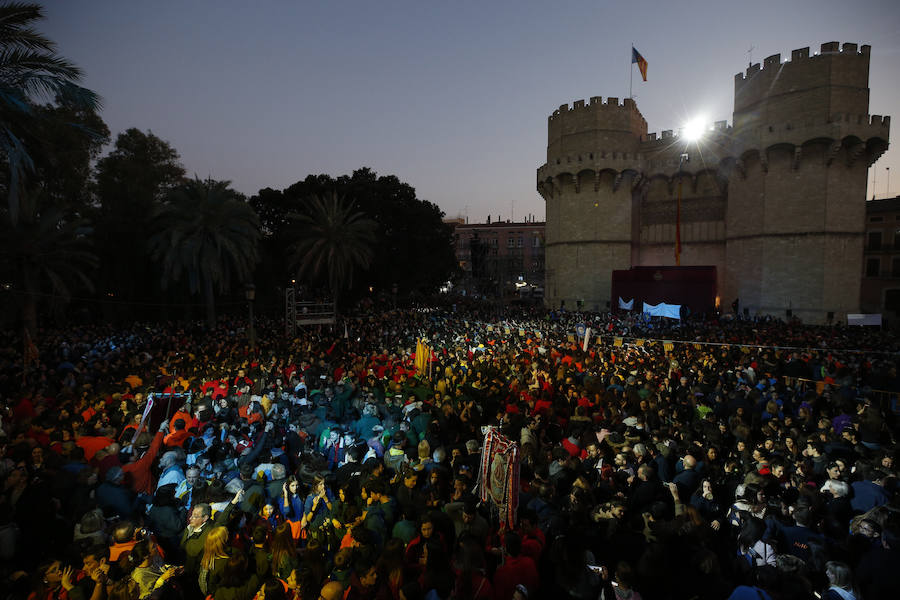 Miles de valencianos y comisiones falleras se han dado cita hoy domingo frente a las Torres de Serranos para participar en la tradicional Crida, acto que da el pistoletazo de salida a las Fallas 2019. Marina Civera y Sara Larrazábal, falleras mayores de Valencia 2019, son las encargadas de invitar a vivir y disfrutar la celebración josefina, fiesta declarada Patrimonio de la Humanidad por la UNESCO, tanto a valencianos como a visitantes y turistas.