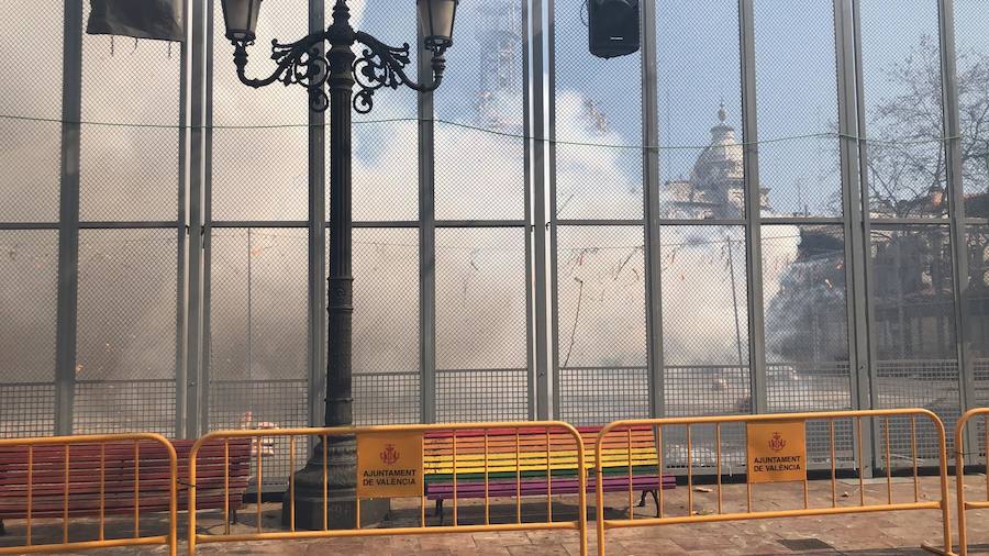 La plaza del Ayuntamiento de Valencia ha vivido este domingo 24 de febrero una gran mascletà a cargo de Pirotecnia Valenciana. La Cruz Roja ha tenido que atender a diez personas: 9 por lipotimias y una por contusiones. 