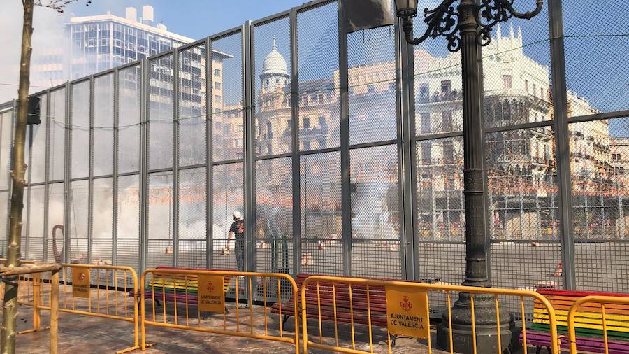 La plaza del Ayuntamiento de Valencia ha vivido este domingo 24 de febrero una gran mascletà a cargo de Pirotecnia Valenciana. La Cruz Roja ha tenido que atender a diez personas: 9 por lipotimias y una por contusiones. 