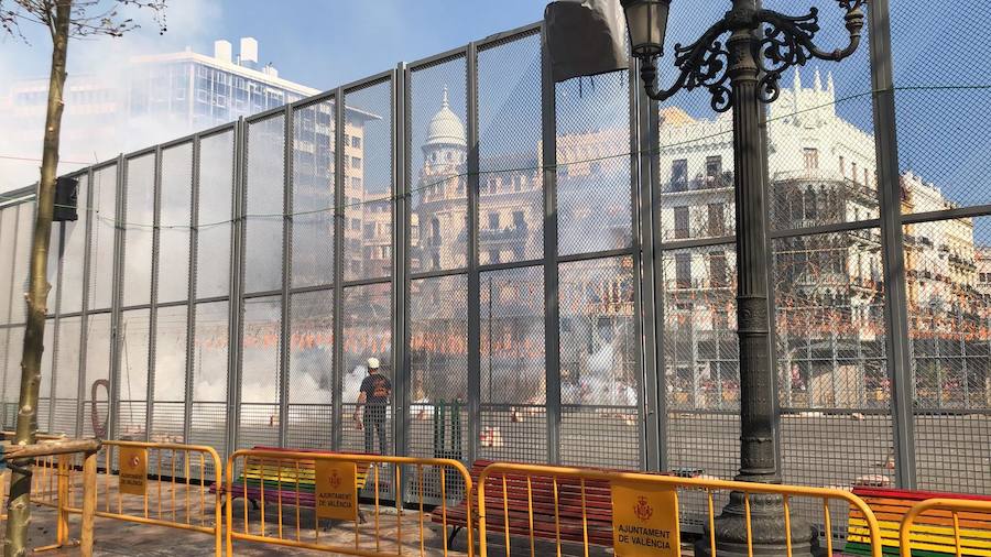 La plaza del Ayuntamiento de Valencia ha vivido este domingo 24 de febrero una gran mascletà a cargo de Pirotecnia Valenciana. La Cruz Roja ha tenido que atender a diez personas: 9 por lipotimias y una por contusiones. 