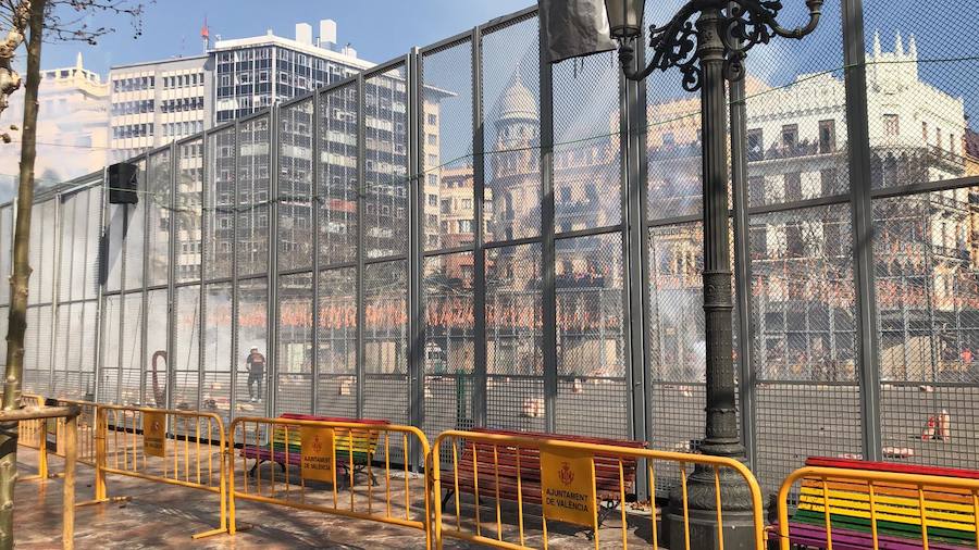 La plaza del Ayuntamiento de Valencia ha vivido este domingo 24 de febrero una gran mascletà a cargo de Pirotecnia Valenciana. La Cruz Roja ha tenido que atender a diez personas: 9 por lipotimias y una por contusiones. 