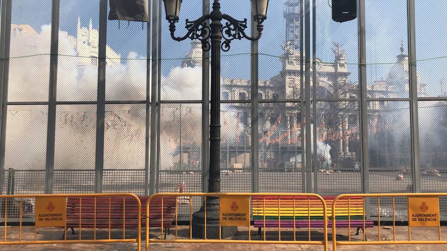 La plaza del Ayuntamiento de Valencia ha vivido este domingo 24 de febrero una gran mascletà a cargo de Pirotecnia Valenciana. La Cruz Roja ha tenido que atender a diez personas: 9 por lipotimias y una por contusiones. 