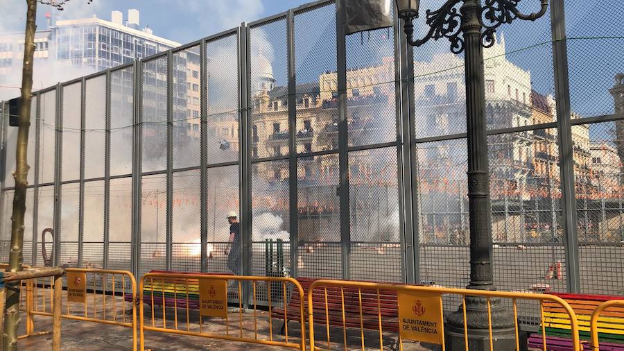 La plaza del Ayuntamiento de Valencia ha vivido este domingo 24 de febrero una gran mascletà a cargo de Pirotecnia Valenciana. La Cruz Roja ha tenido que atender a diez personas: 9 por lipotimias y una por contusiones. 