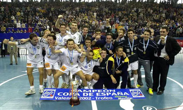 Los jugadores del Vijusa celebran la Copa de España de 2002. 