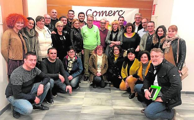 Los comerciantes, con el alcalde y la concejala, en la inauguración.