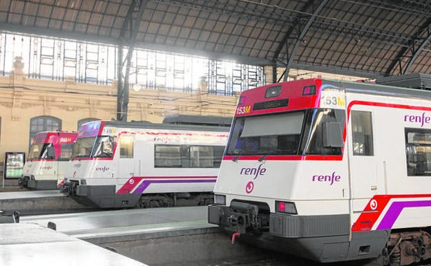 Estación de Valencia con trenes de Cercanías en los andenes.