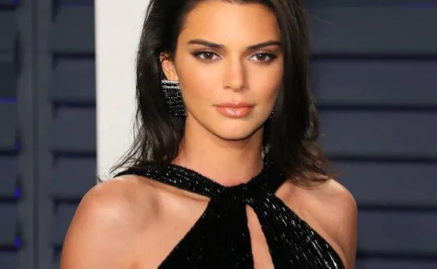 La modelo Kendall Jenner a su llegada a la fiesta de Vanity Fair posterior a los Oscar.