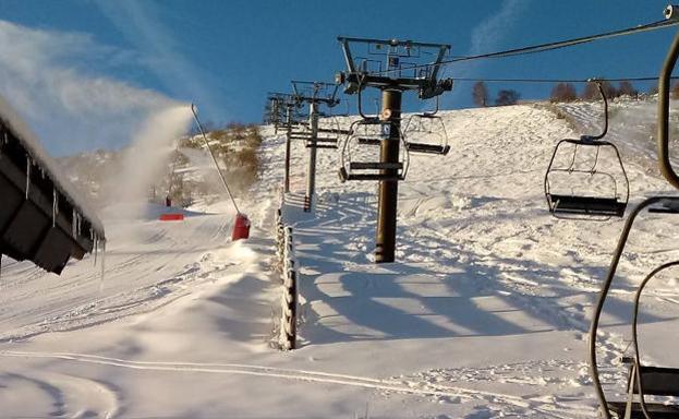 La nieve cubre las pistas de Leitariegos, en las que trabajan los cañones de innivación