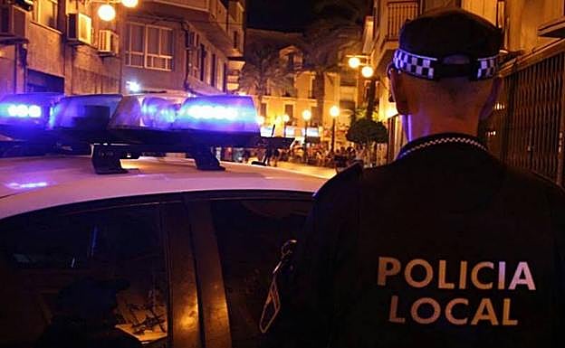Un agente de la Policía Local de Elche. 