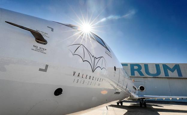 Imagen principal - Así es el avión del centenario del Valencia CF. 