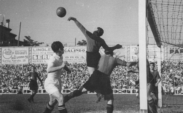 Acción de juego del Real Madrid 11-1 Barcelona de semifinales de Copa en 1943.