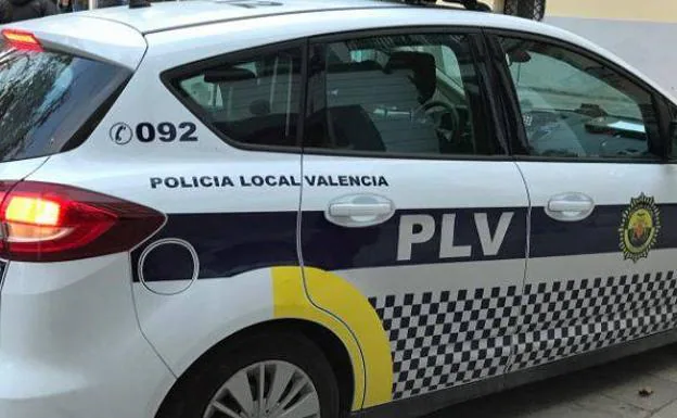 Sucesos en Valencia | Una policía local evita que una joven de 23 años se lance desde un edificio en Ruzafa